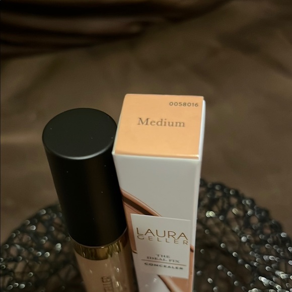 Laura Geller The Ideal Fix Concealer - Medium - Picture 3 of 5